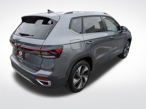Used 2025 Volkswagen Taos SE w/ Panoramic Sunroof Package image 6