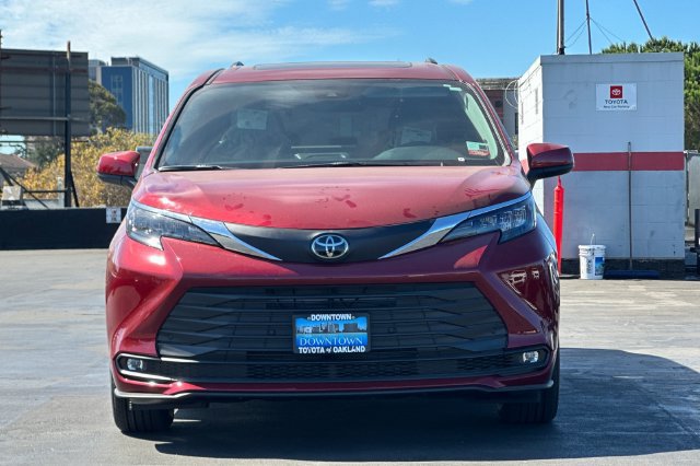 Used 2026 Toyota Sienna XLE AWD/4WD image 6