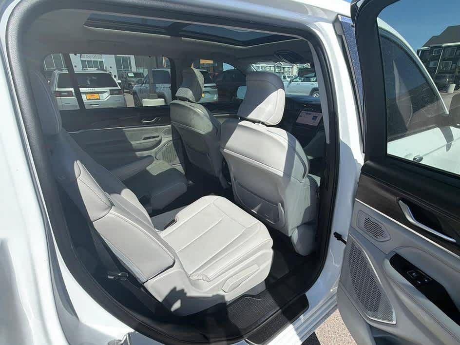 Used 2023 Jeep Grand Cherokee L Overland w/ Advanced Protech Group III AWD/4WD image 30