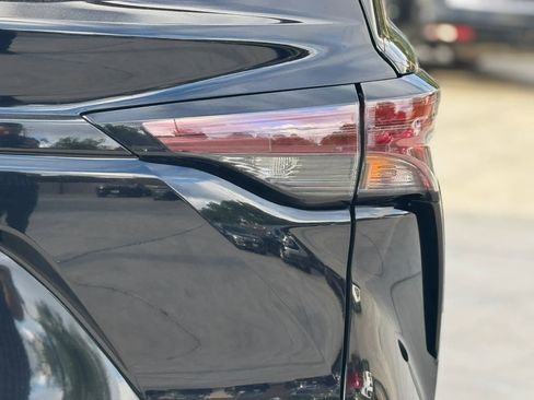 Used 2025 Toyota Sienna XLE image 6