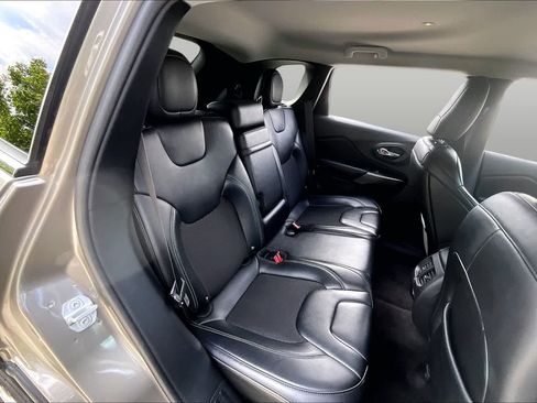 Used 2019 Jeep Cherokee Latitude Plus w/ Comfort/Convenience Group FWD image 20
