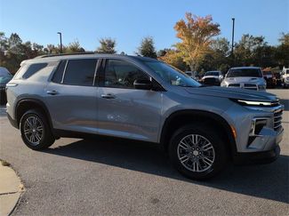 Used 2025 Chevrolet Traverse LT video 2