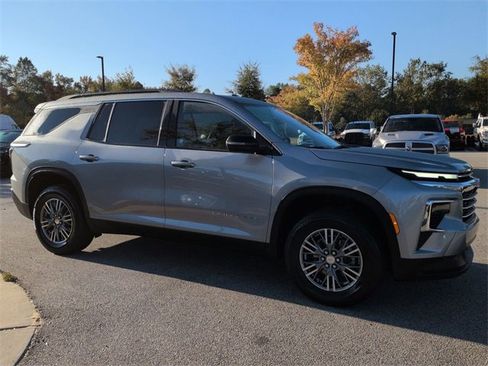 Used 2025 Chevrolet Traverse LT image 2