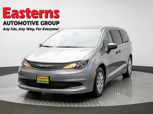 Used 2021 Chrysler Voyager L FWD image 1
