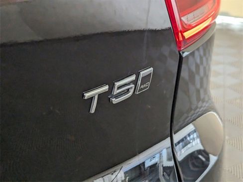 Used 2019 Volvo XC40 T5 Momentum image 12