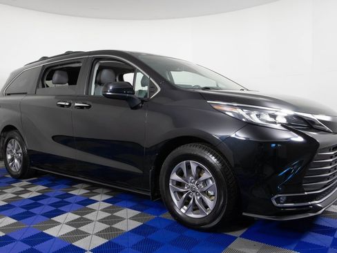 Used 2023 Toyota Sienna XLE image 3