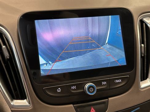 Used 2017 Chevrolet Malibu LT image 14