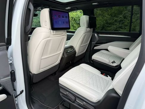Used 2026 Cadillac Escalade ESV Platinum Luxury AWD/4WD image 20