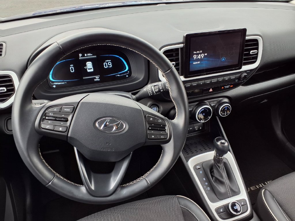 Used 2025 Hyundai Venue Limited FWD image 13