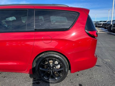 Used 2025 Chrysler Pacifica Limited image 32