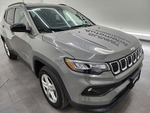 Used 2024 Jeep Compass Latitude image 2