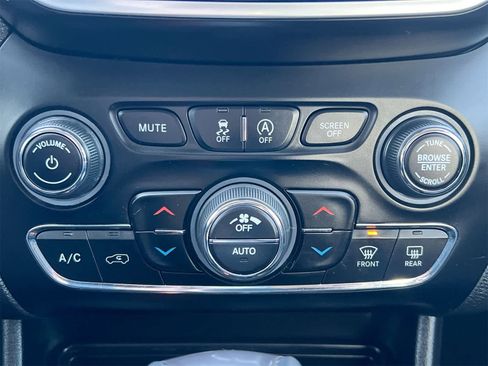 Used 2020 Jeep Cherokee Limited image 28