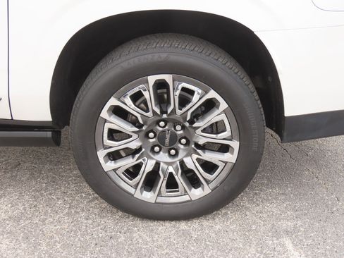 Used 2023 GMC Yukon XL Denali Ultimate AWD/4WD image 16