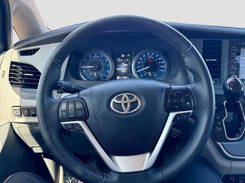 Used 2020 Toyota Sienna XLE w/ XLE Navigation Package image 11