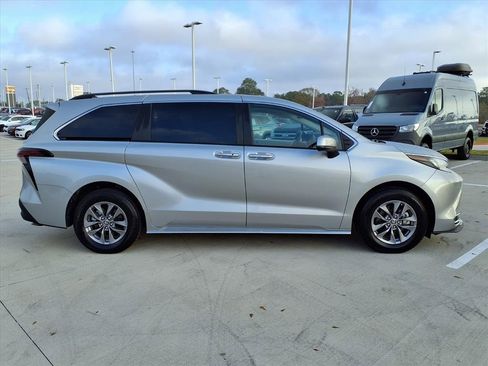 Used 2024 Toyota Sienna XLE image 5