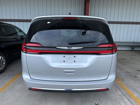 Used 2024 Chrysler Pacifica Touring-L FWD image 12