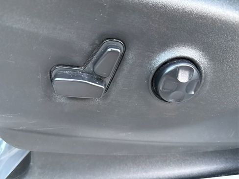 Used 2024 Chrysler Pacifica Touring-L image 25