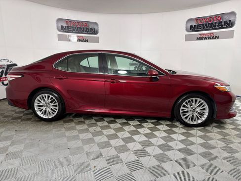 Used 2018 Toyota Camry XLE image 3