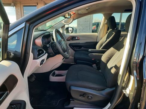 Used 2023 Chrysler Voyager LX image 6