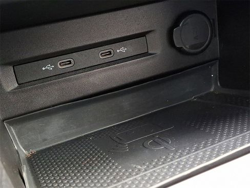 Certified 2022 Volkswagen Taos SE w/ Panoramic Sunroof Package image 24