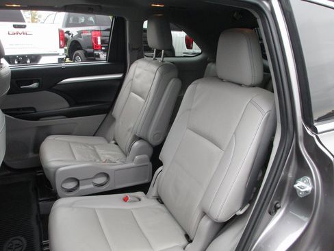 Used 2019 Toyota Highlander XLE image 16