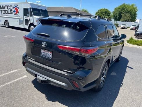Used 2020 Toyota Highlander XLE AWD/4WD image 5