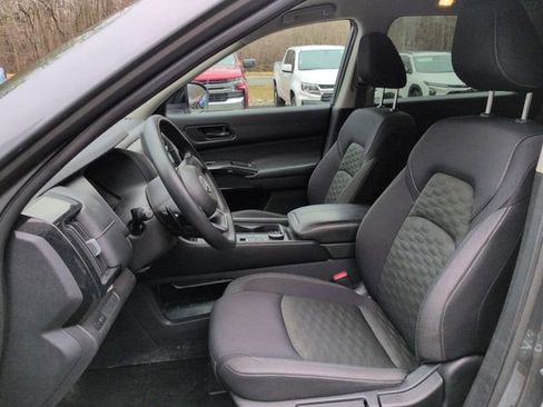 Used 2024 Nissan Pathfinder S image 9