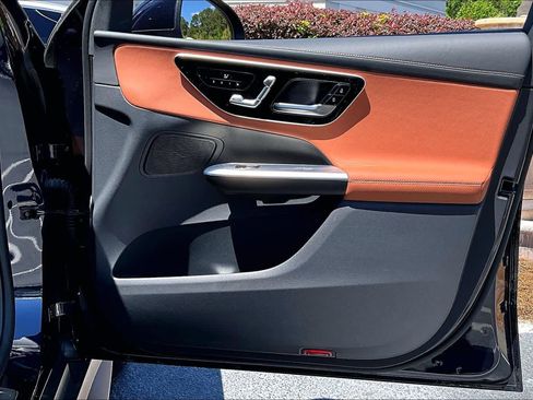 Used 2024 Mercedes-Benz GLC 300 4MATIC image 23