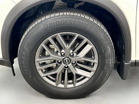 Used 2024 Nissan Rogue S image 27