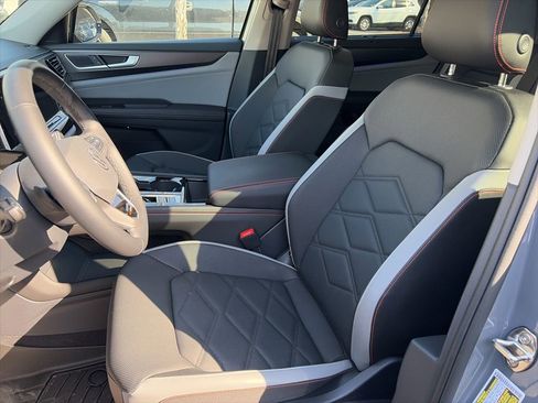 Used 2025 Volkswagen Atlas Peak Edition SE image 9