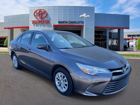 Used 2015 Toyota Camry LE image 1