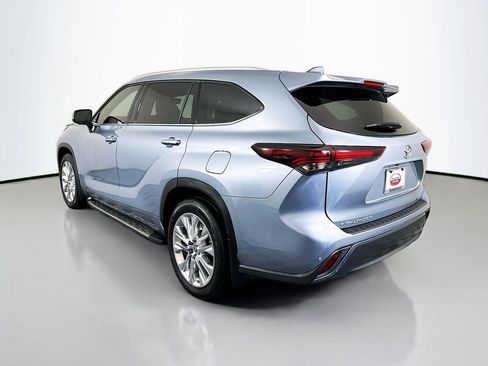 Used 2024 Toyota Highlander Limited FWD image 7