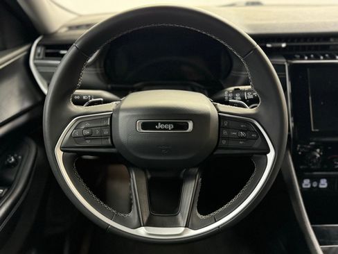 Used 2023 Jeep Grand Cherokee Laredo image 16