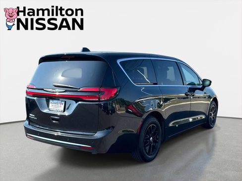 Used 2023 Chrysler Pacifica Touring-L FWD image 2