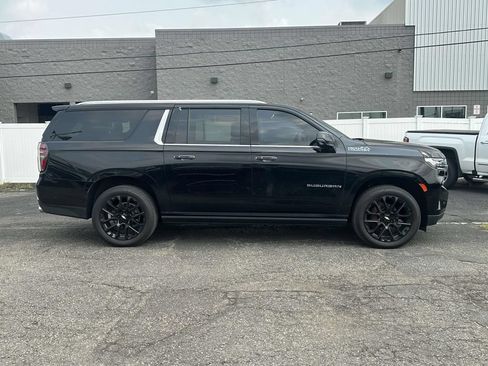 Used 2023 Chevrolet Suburban High Country w/ Premium Package 2 AWD/4WD image 2