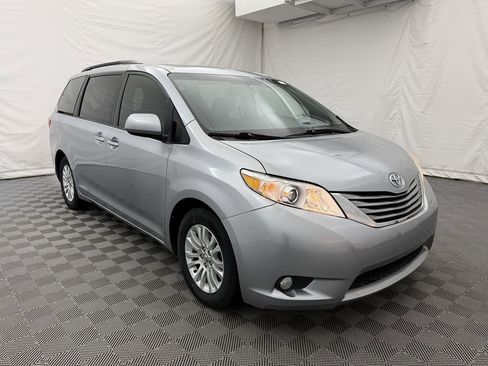 Used 2017 Toyota Sienna XLE image 3