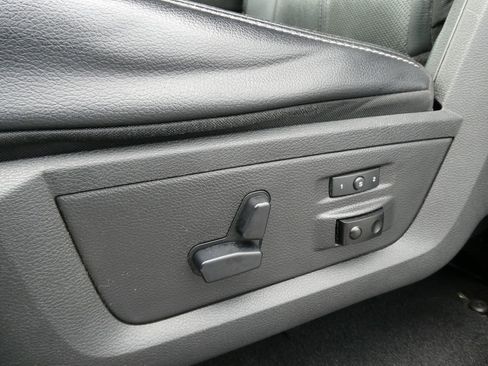 Used 2018 RAM 1500 Laramie w/ Convenience Group AWD/4WD image 17