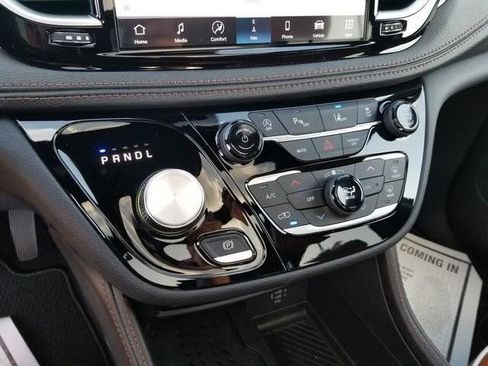 New 2026 Chrysler Pacifica Pinnacle FWD image 15