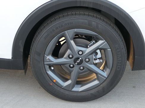 New 2025 Kia K4 LXS image 7