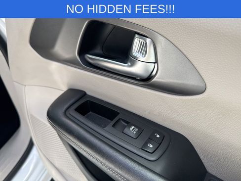 Used 2023 Chrysler Pacifica Touring-L image 14