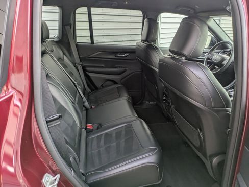 Used 2024 Jeep Grand Cherokee Altitude image 30