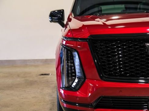 Used 2025 Cadillac Escalade ESV Sport Platinum image 3