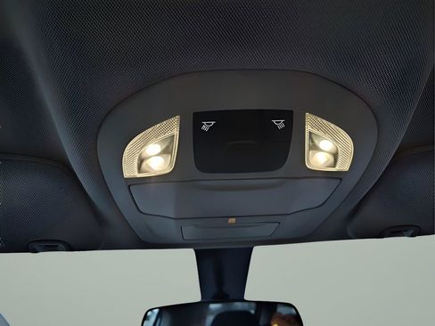 Used 2020 Chrysler Voyager LX image 18