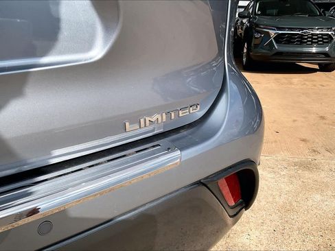 Used 2021 Toyota Highlander Limited FWD image 11