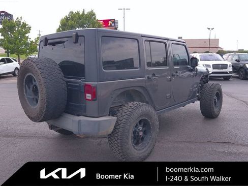 Used 2018 Jeep Wrangler Unlimited Sahara AWD/4WD image 8