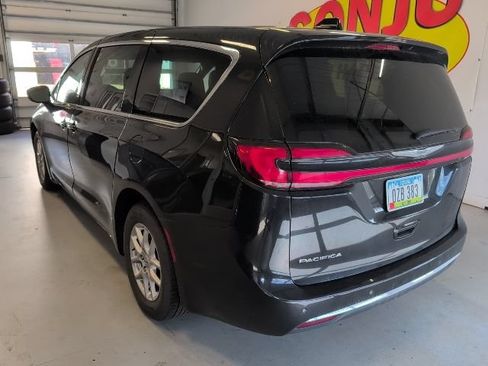 Used 2025 Chrysler Pacifica Select FWD image 3