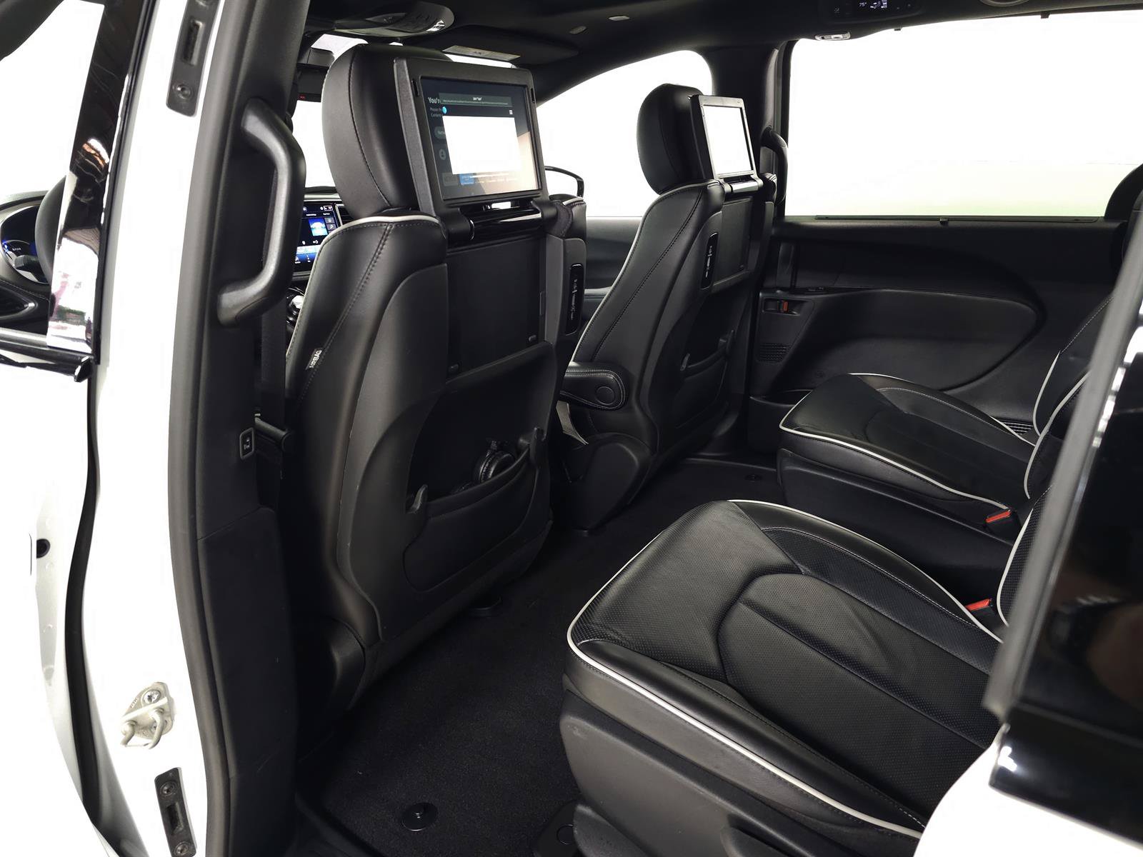 Used 2024 Chrysler Pacifica Premium FWD image 34