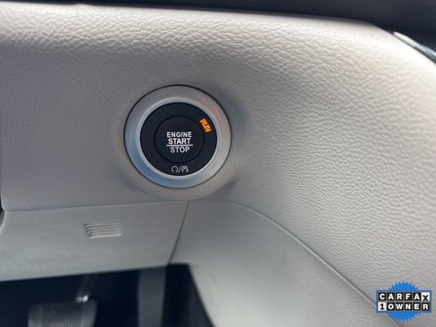 Used 2024 Chrysler Pacifica Touring-L image 27