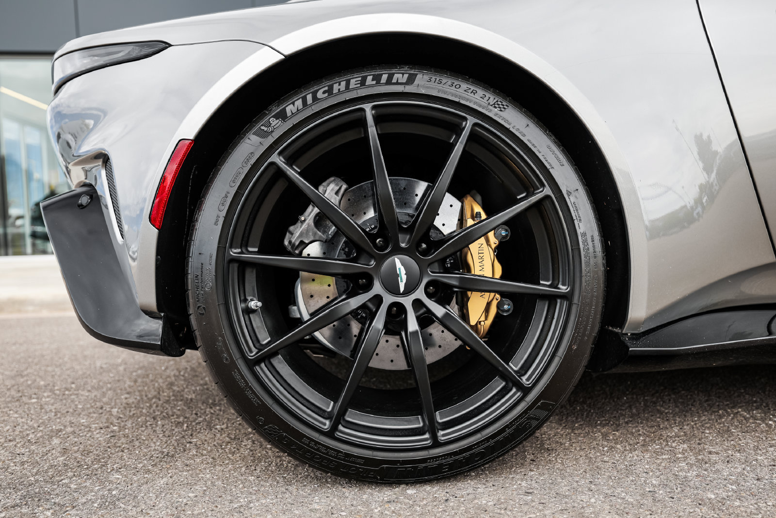 Used 2023 Aston Martin V12 Vantage RWD image 15