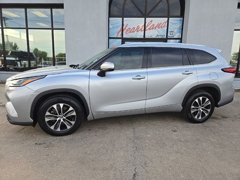 Used 2021 Toyota Highlander XLE image 4